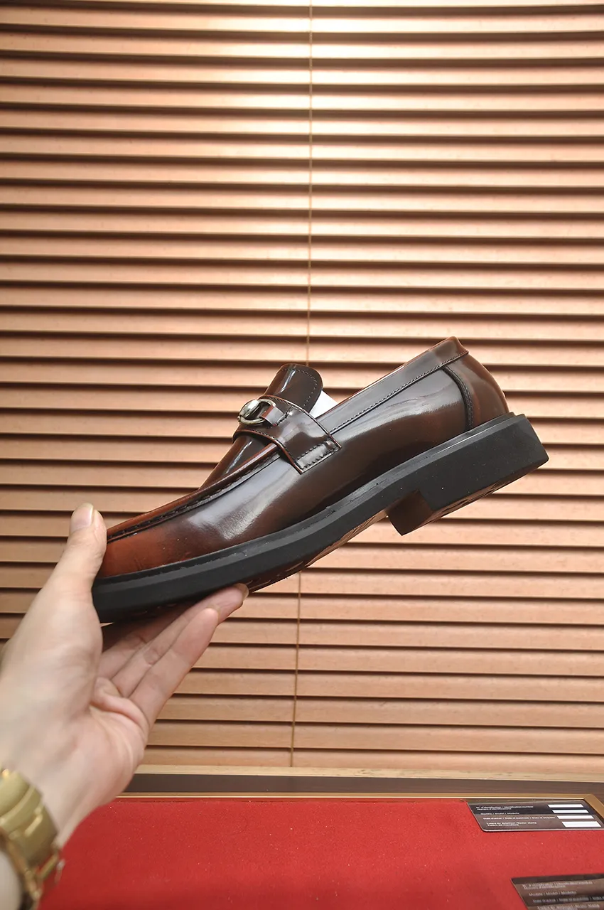 Men's shoes💰540💶Italy's top luxury men's shoe giant (GUCCI) (Gucci) (full cowhide lining) new arrival🍃Original European style🔰 Pleasant to the eye😍In order to make the shoes more durable and non-deformable🌀The production continues to follow traditional methods but there is still no lack of innovation💪Choose original sheepskin for the leather♻️ Smooth and natural And extra bright ⭐Made of imported cowhide, the first choice of rich people 38-45 (45 customized)